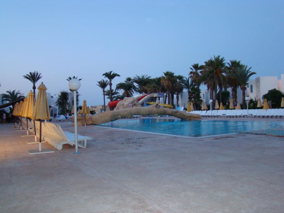 Basen wieczorem Ruspina Beach Resort