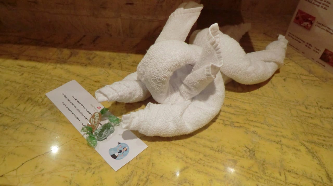 Handtuchfigur mit Bonbon Hotel Serrano Palace