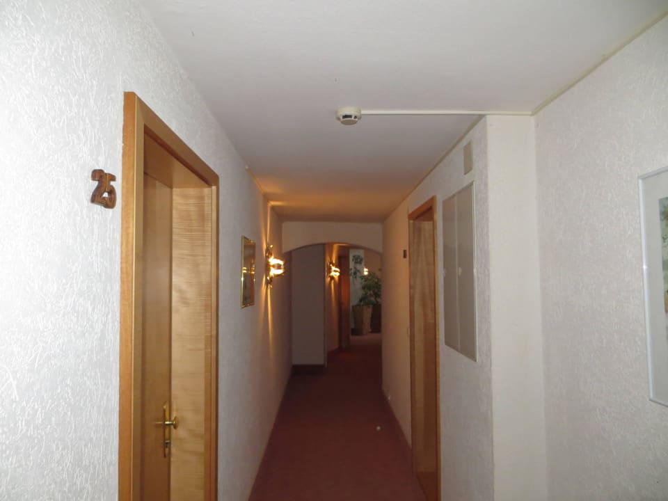 Gang zu den Zimmern Hotel-Gasthof Zur Kapelle