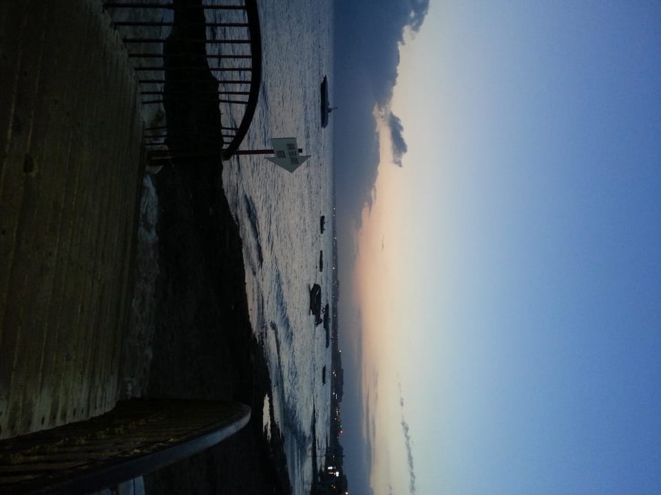 Beim Sonnenuntergang Seaden Corolla Hotel