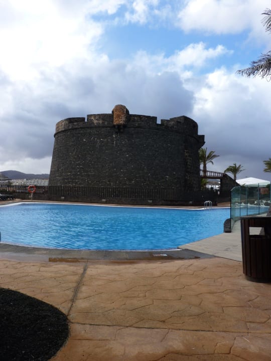 Basen z wtopioną wieżą Barceló Fuerteventura Castillo