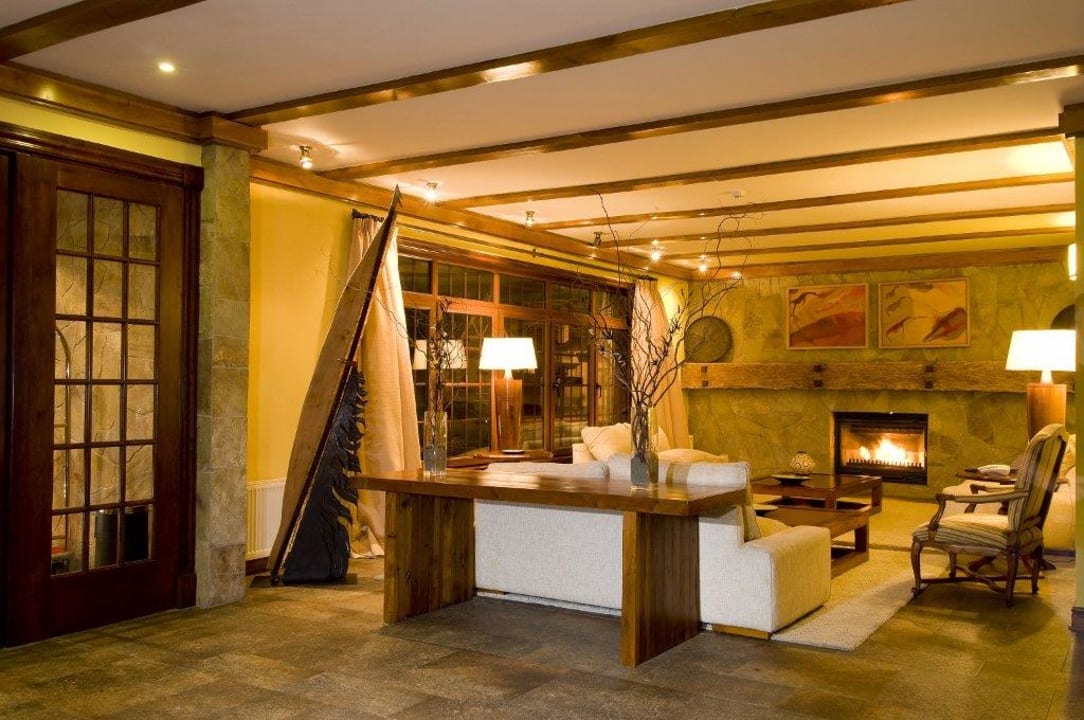 Lobby con chimena Hotel Almasur Punta Arenas