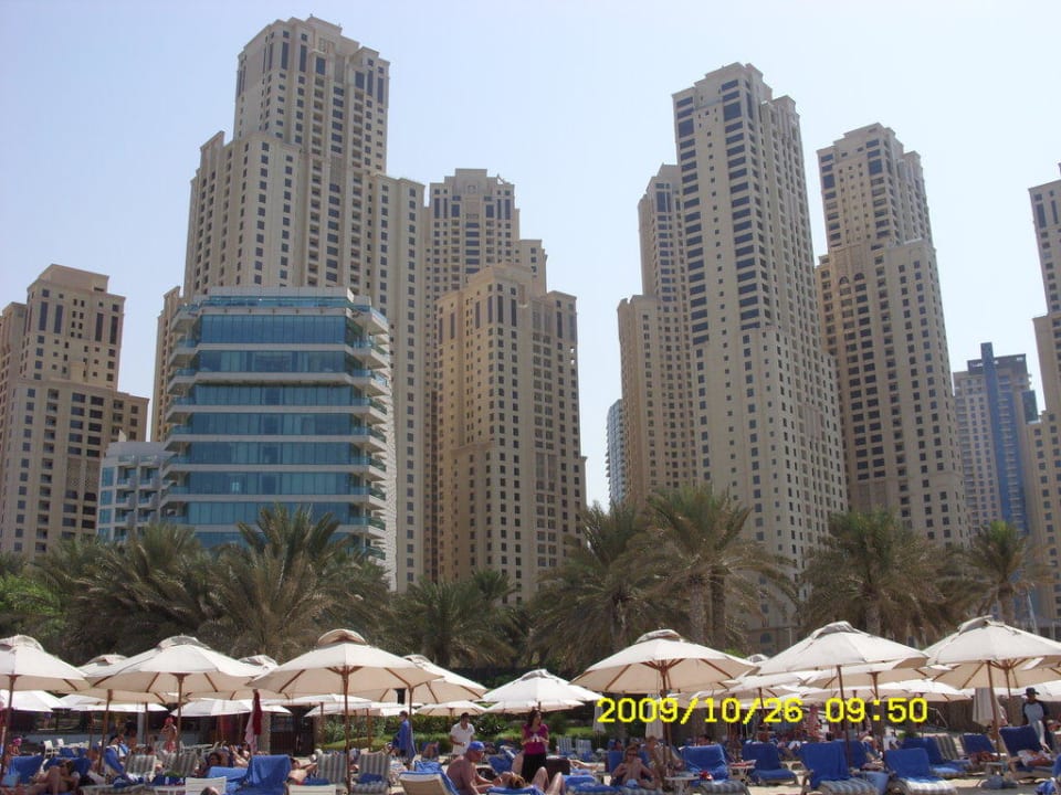Das Hilton vom Strand aus,  das kleine Blaue Hilton Dubai Jumeirah