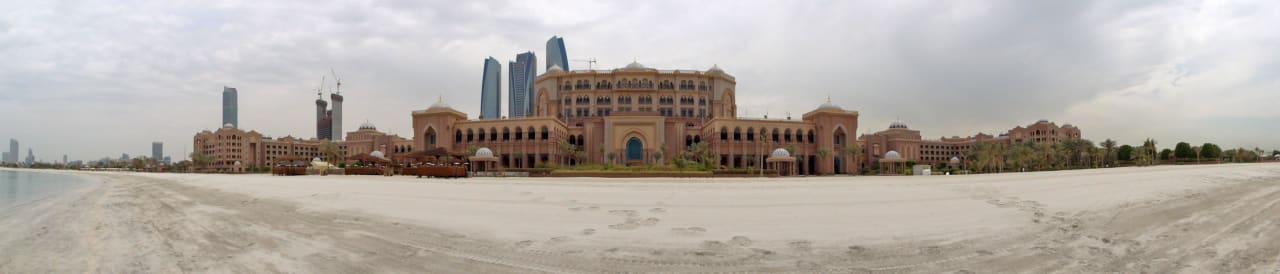 Hotelanlage vom Hotelstrand aus Emirates Palace Mandarin Oriental