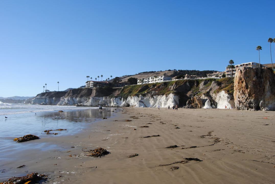 Blick vom Strand zu der Hotelanlage Hotel Cottage Inn By the Sea