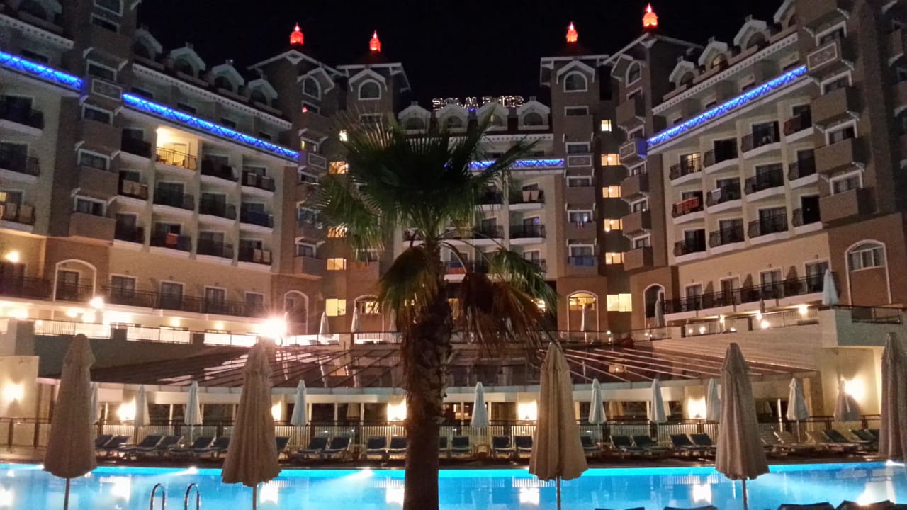 By night Side Mare Resort & Spa