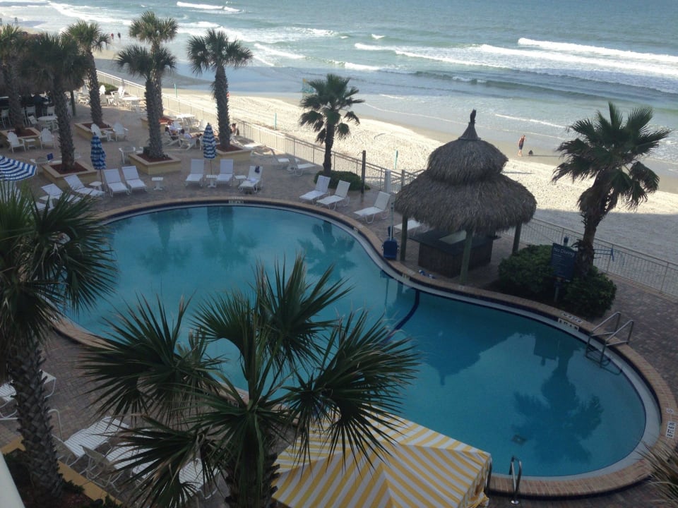 Aussicht vom Balkon auf den Pool Hotel The Shores Resort & Spa