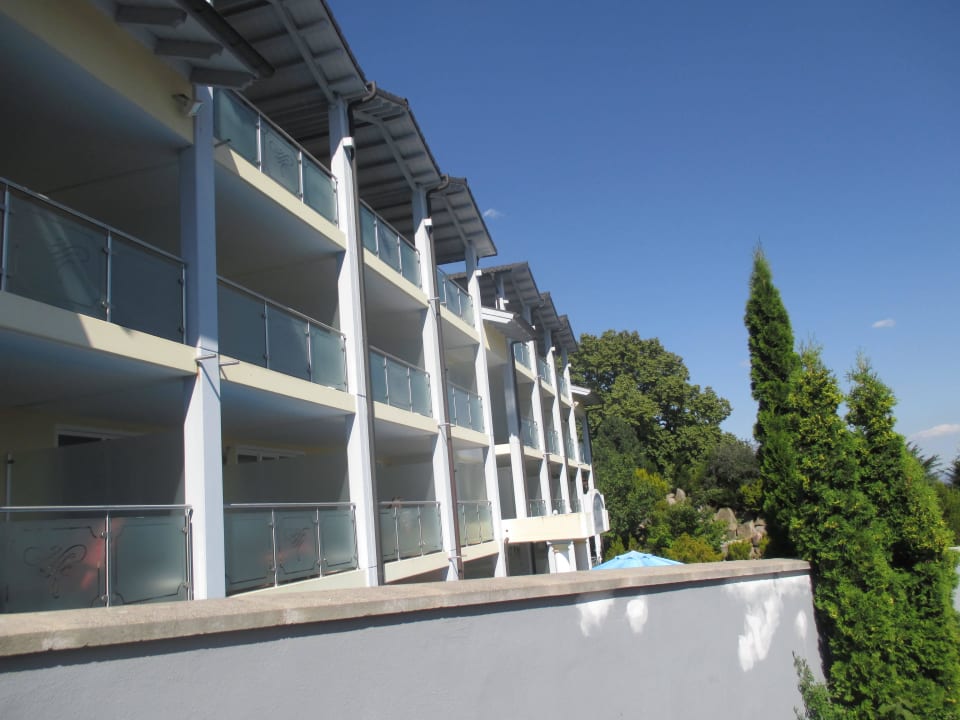 Blick von der Straße auf das Hotel Vital- und Wellnesshotel Albblick
