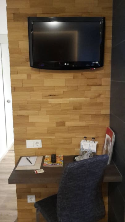 Tisch und TV Hotel Haus Hochstein