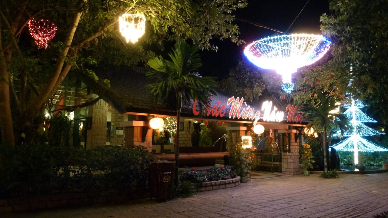 Hoteleingang bei Nacht Hoang Ngoc Beach Resort