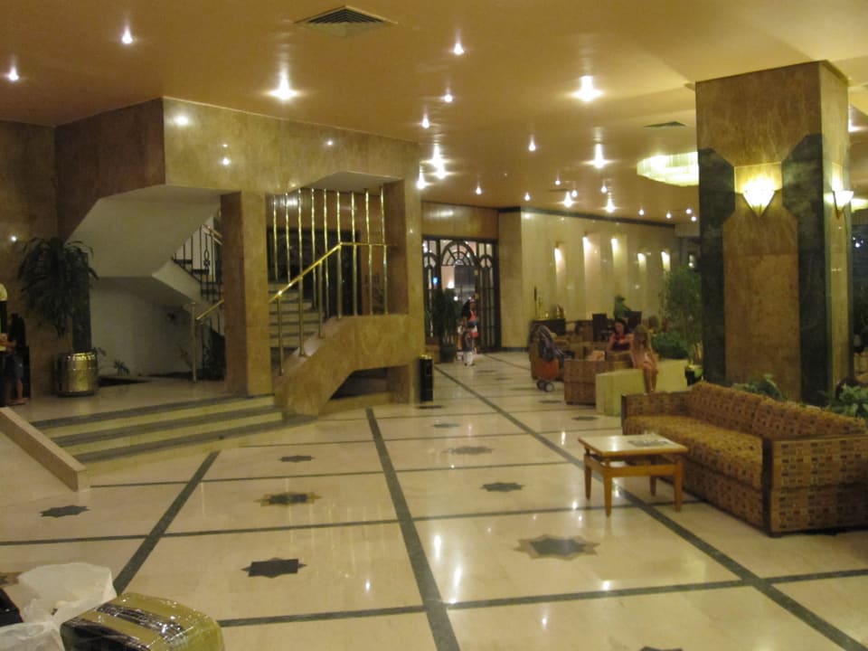 Первый этаж - лестница на второй и третий этажи! Marlin Inn Azur Resort