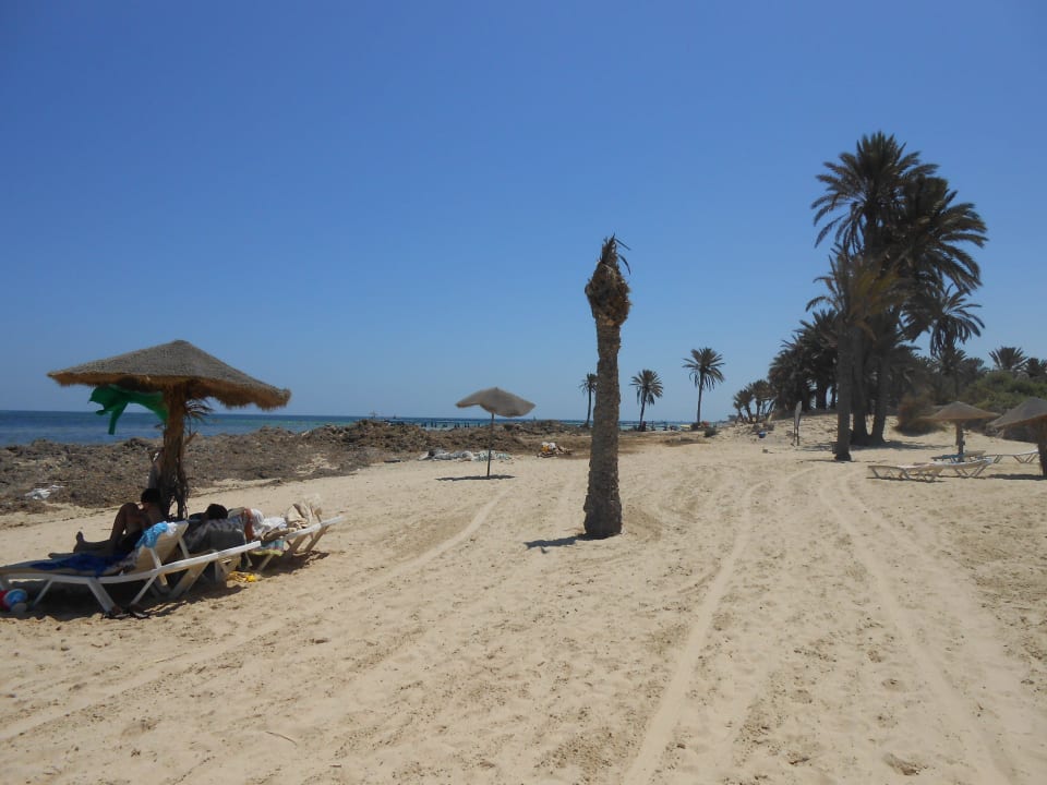 Dreckberge links hinten Hotel Sangho Club Zarzis