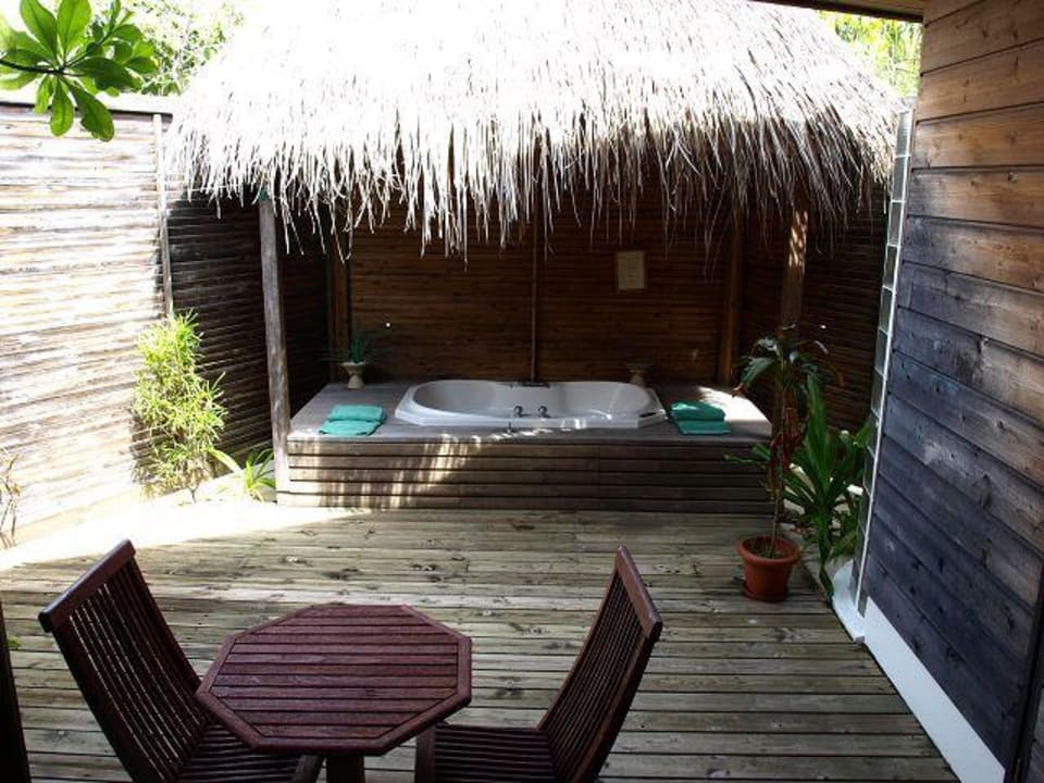 Aussenbereich mit Jacuzzi Kuredu Island Resort & Spa