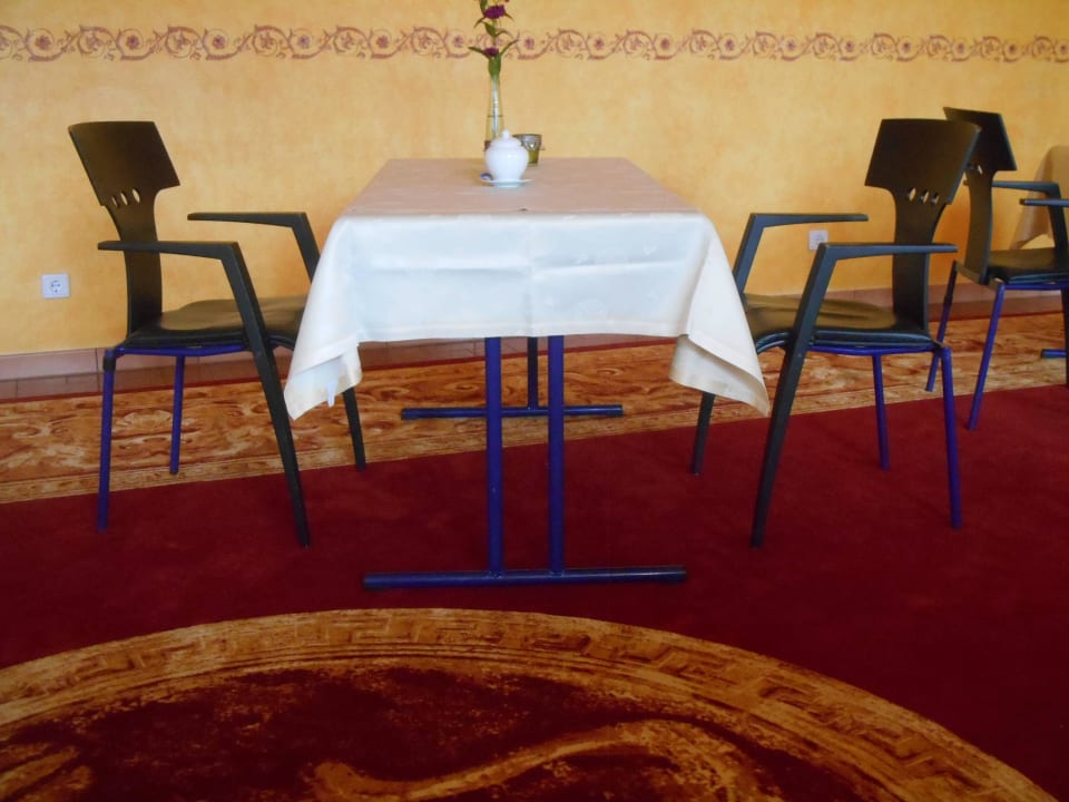 Nachgerüstete Klapptische und -stühle PARK VILLA zentral am Mittelrhein