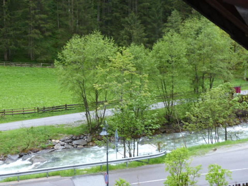 Blick auf Straße und Parkplatz Hotel Argentum