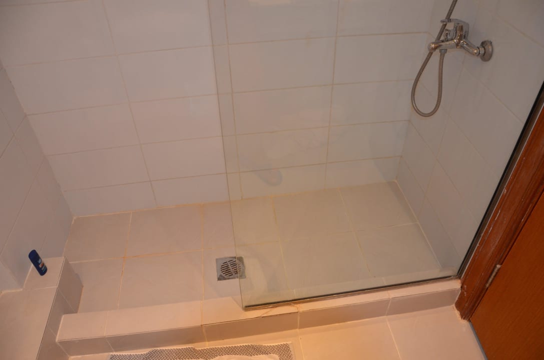 Reparierte Fliese im Badezimmer - Verletzungsgefah Sandy Beach Resort