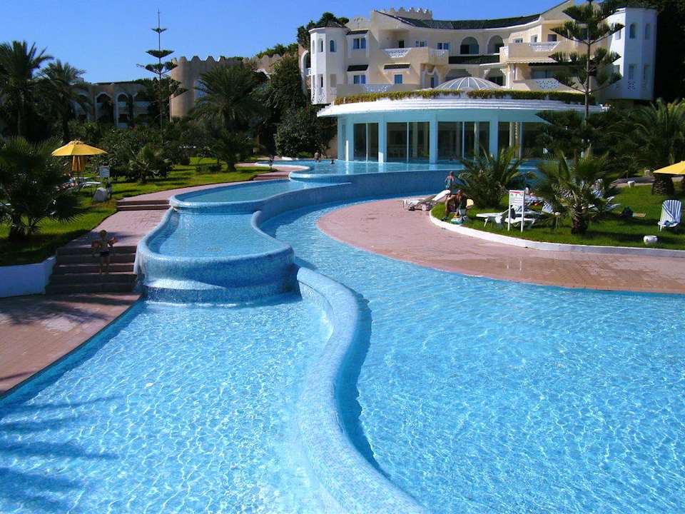 Poollandschaft und Haupthaus Mahdia Beach & Aquapark