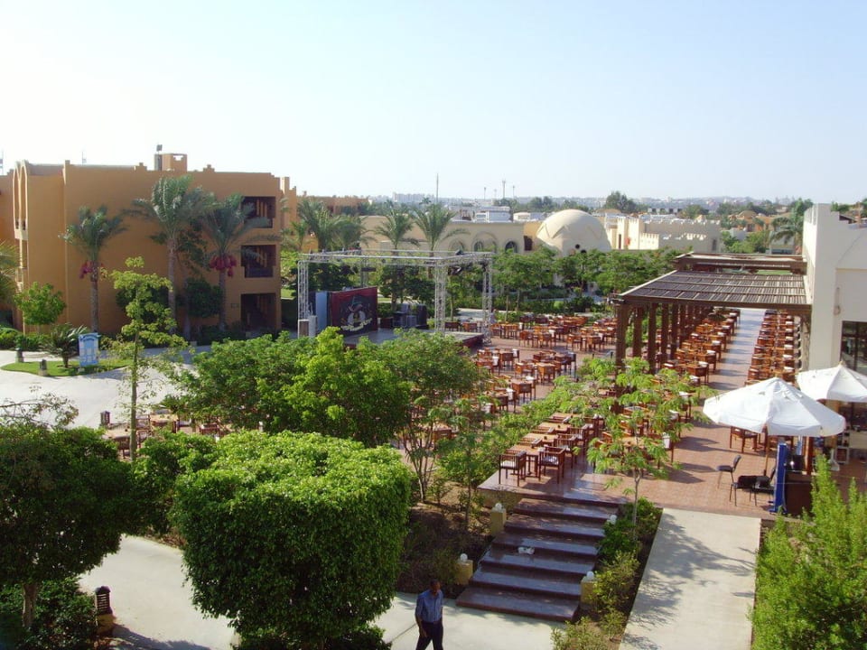 Blick auf Bühne und Außenrestaurant Stella Beach Resort & Spa Makadi Bay