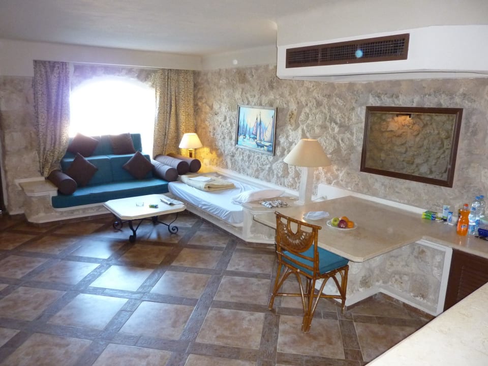 Blick vom Schlaf- in den Wohnbereich Pickalbatros Citadel Resort