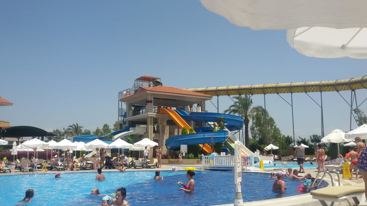 Hauptpool mit mehreren Rutschen  Crystal Paraiso Aqua Collection