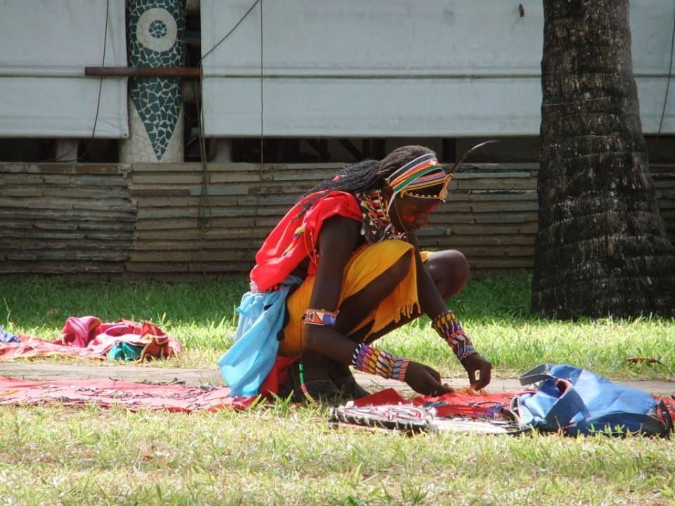 Massai beim Aufbau seines "Verkaufsstandes" Neptune Village Beach Resort & Spa
