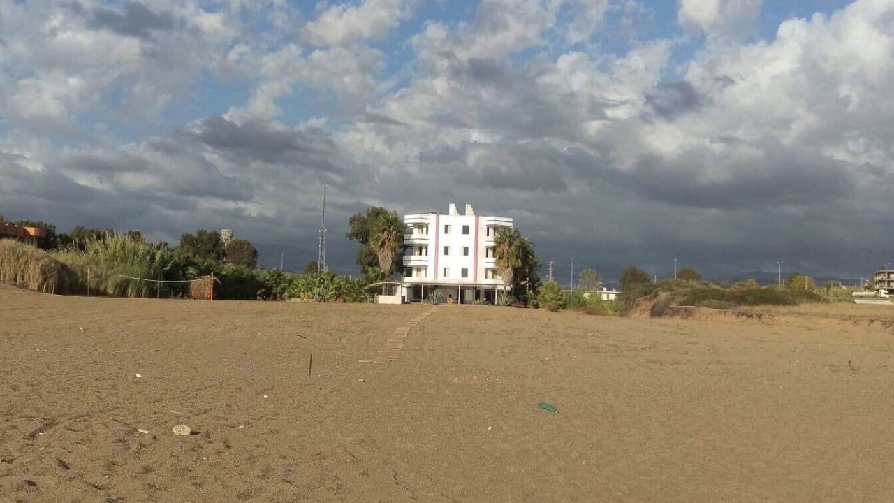 Strandblick zum Hotel Skys Hotel