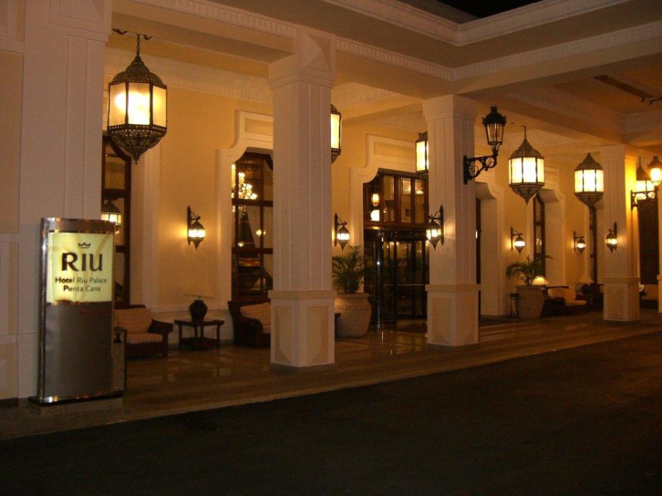 Eingang erneut bei Nacht Hotel Riu Palace Punta Cana