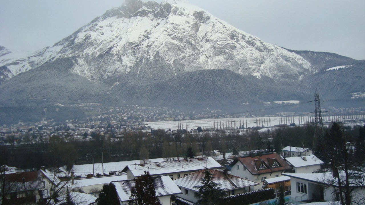 Ausblick vom Balkon auf Telfs Hotel Schwarzer Adler
