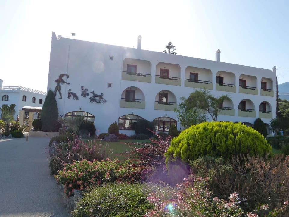 Hinteres Gebäude mit Haupteingang Alianthos Garden Hotel