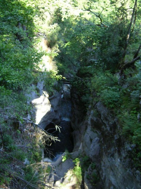 Wasserfall direkt hinter dem Hotel Hotel Feuriger Tatzlwurm
