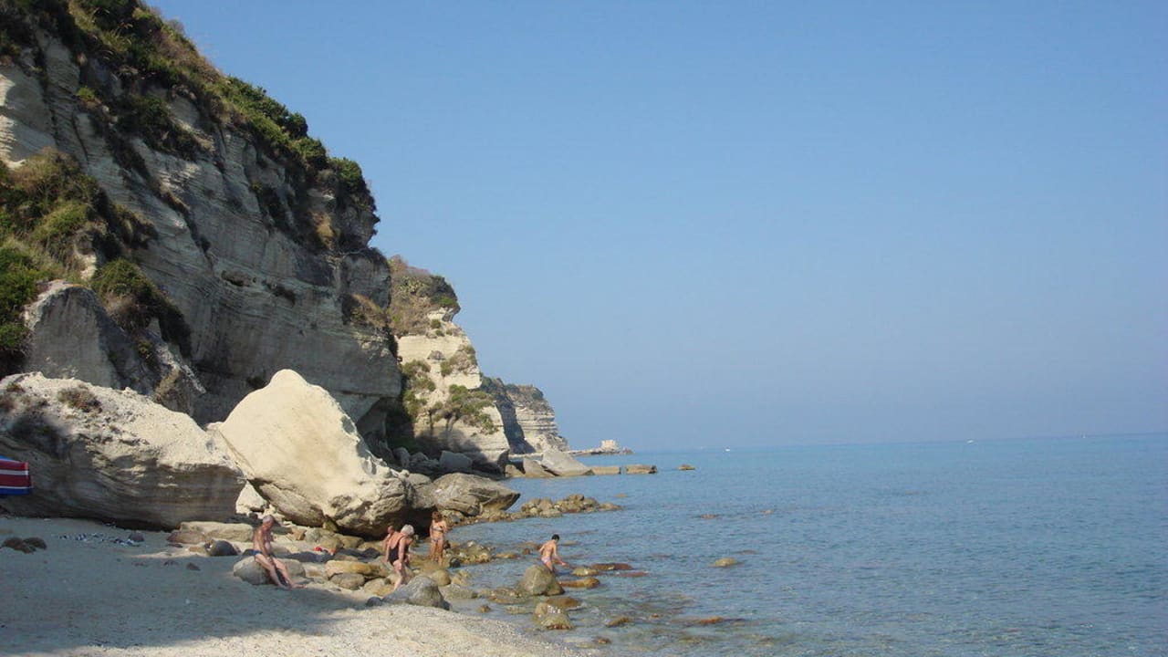 Gepflegter hoteleigener Strand Aldiana Club Rocca Nettuno Calabria