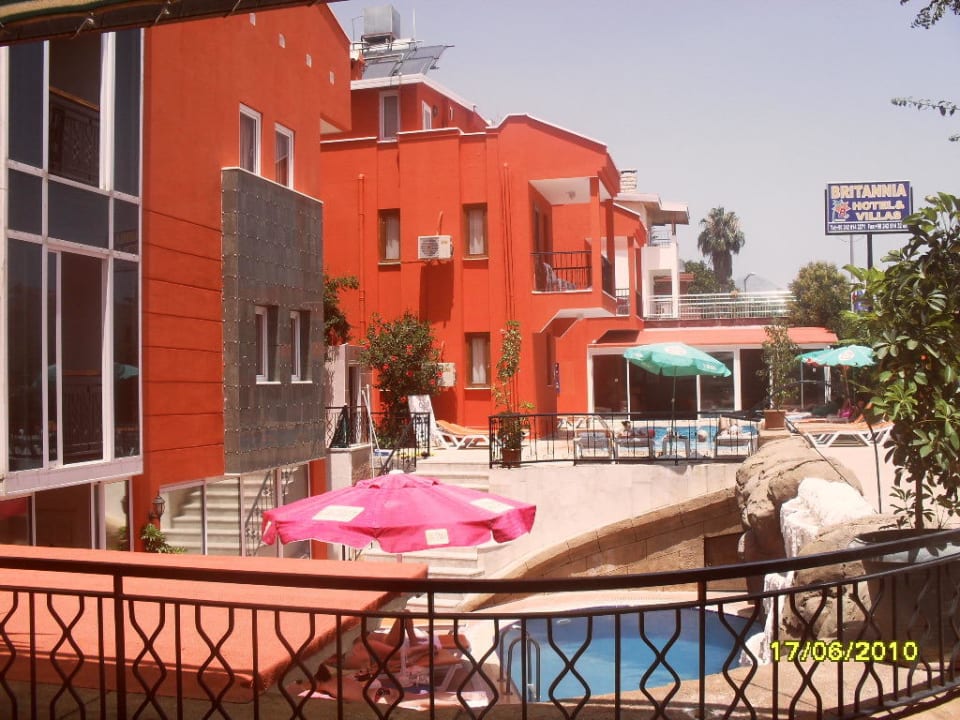 Корпус отеля с бассейном Britannia Hotel