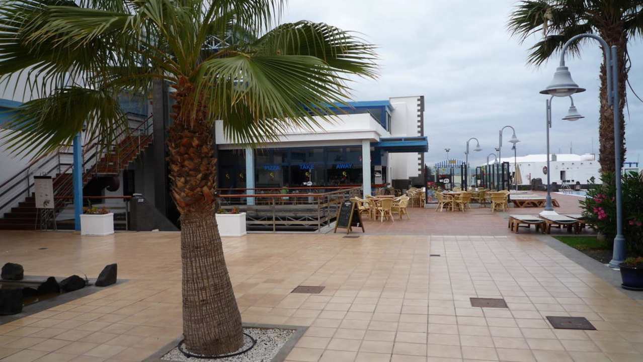 Blick auf die Poolbar HD Apartamentos Pueblo Marinero