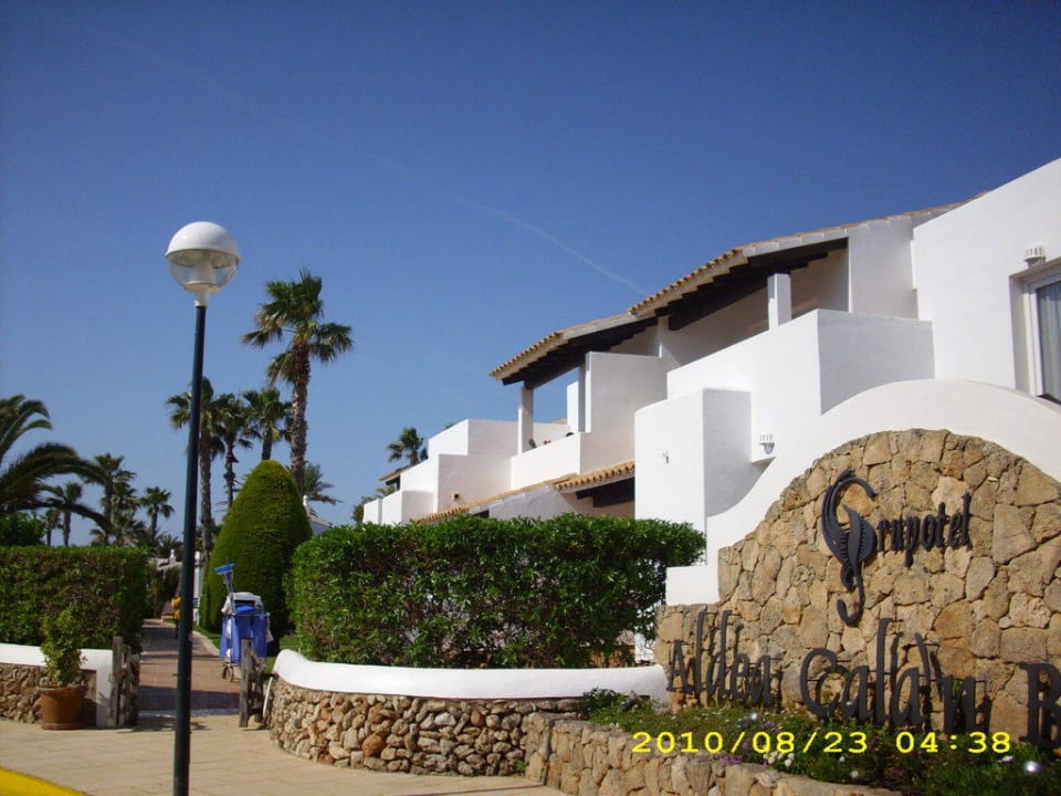 Blick auf Gebäude neben dem Eingangsbereich Grupotel Aldea Cala'n Bosch