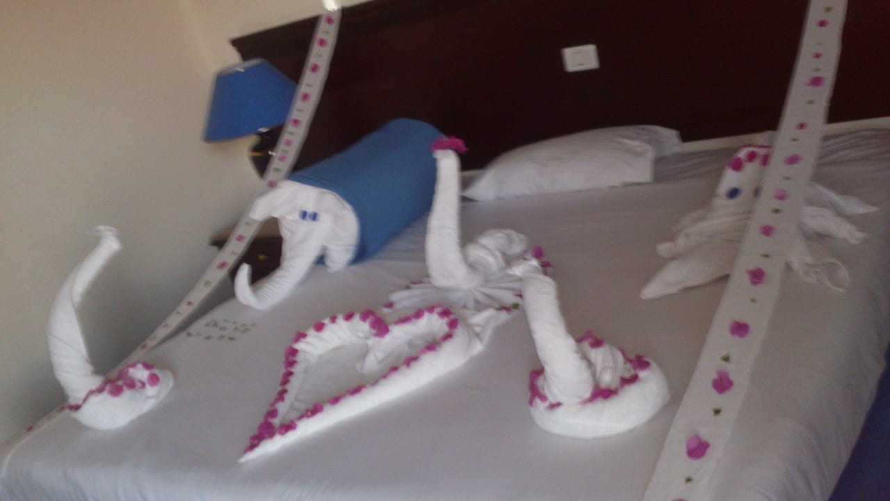 Bettdekoration liebevoll gestaltet  Emerald Resort & Aqua Park