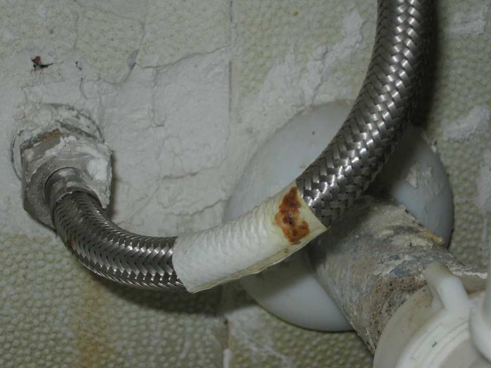 Schläuche unterm Waschbecken Hotel Marianna