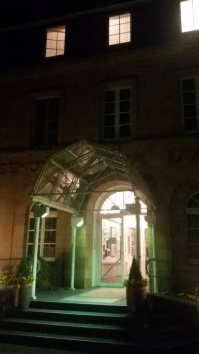 Eingang bei Nacht Seehotel Maria Laach