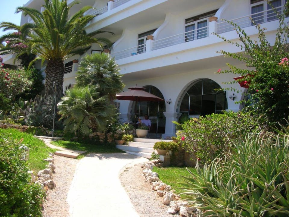 Der Weg vom Strand ins Hotel Grupotel Rocador