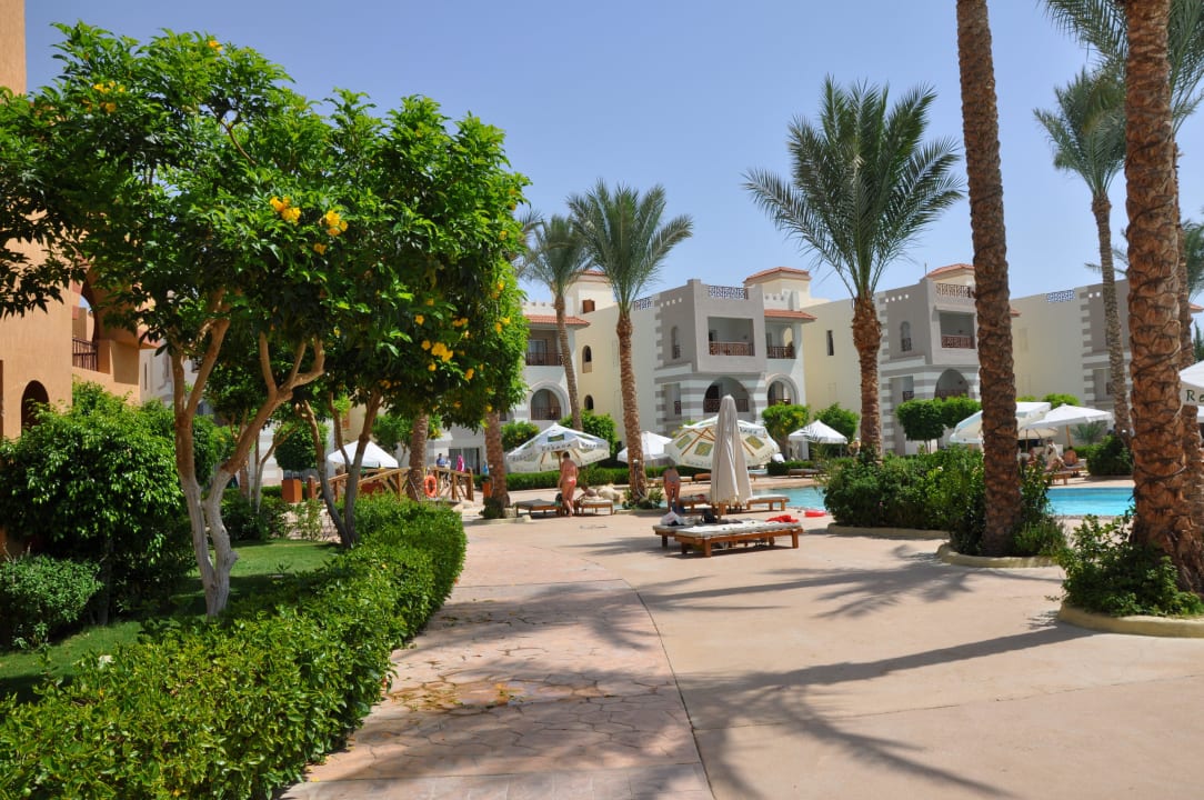 Uliczka w ogrodzie Rehana Royal Beach Resort Aqua Park & Spa