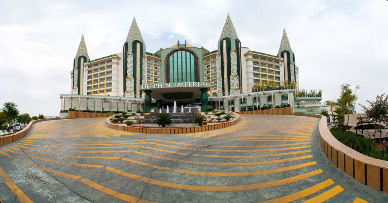 Einfahrt zu Imperial Hotel Delphin Imperial