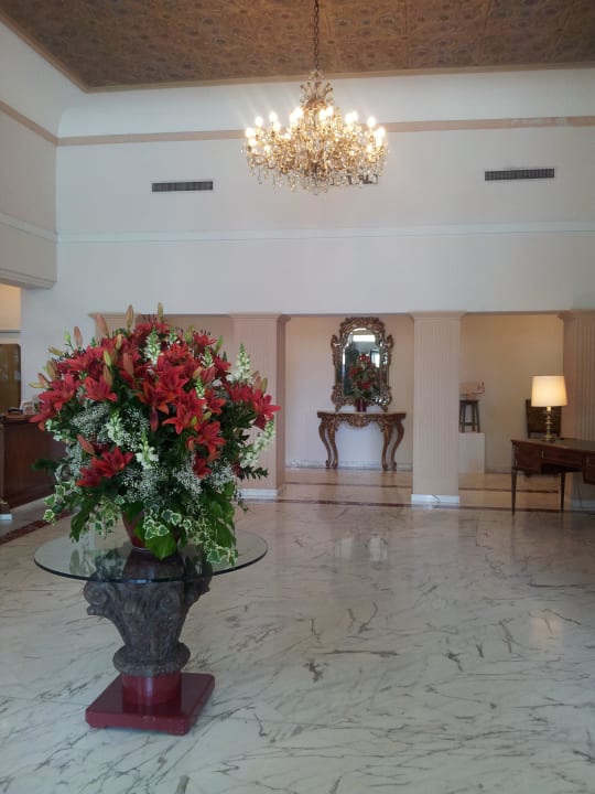Schöne Lobby mit echten Blumen Hotel De La Paix