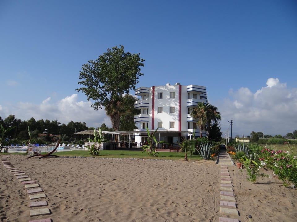 Hotel vom Strand aus Skys Hotel
