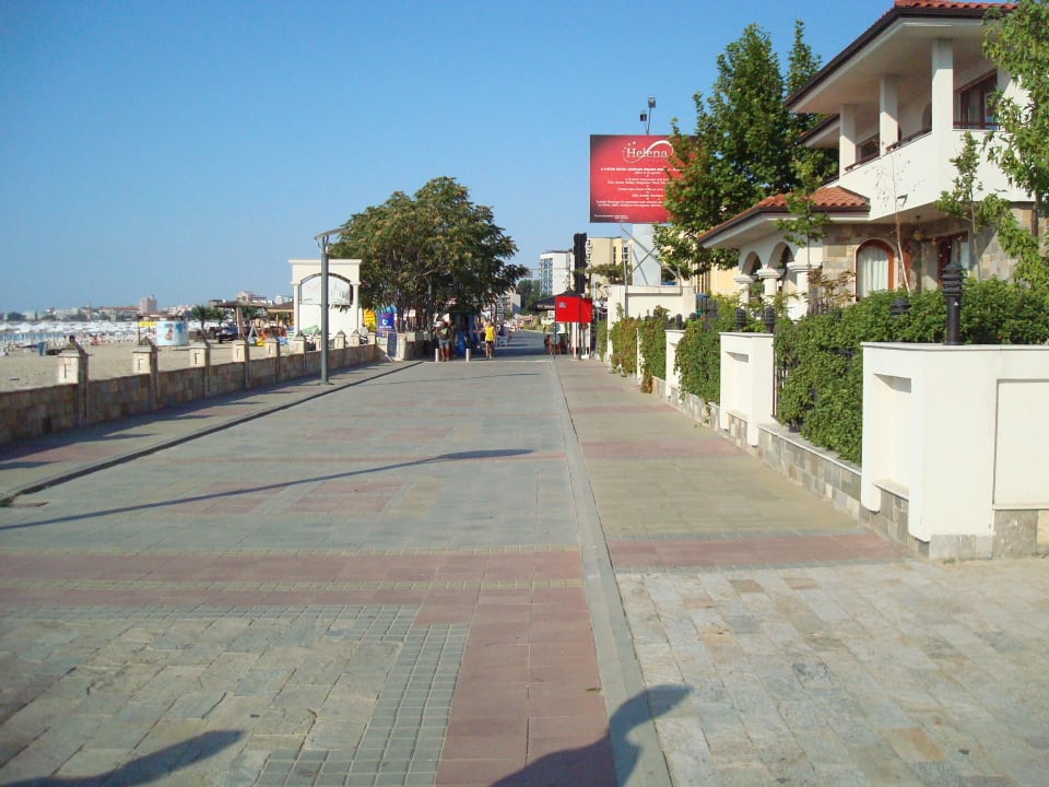 Vom Hoteltor nach rechts. Helena Sands