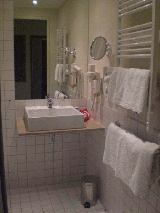 Eine Hälfte des Badeszimmers B&B Hotel Berlin City-Ost