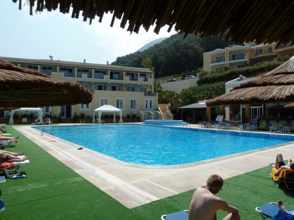 Schwimmbecken Ithea Suites Hotel