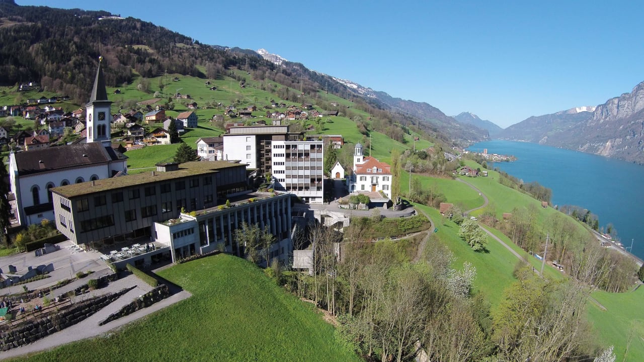 Totalansicht mit Aussicht Walensee & Churfirsten Hotel Neu-Schönstatt