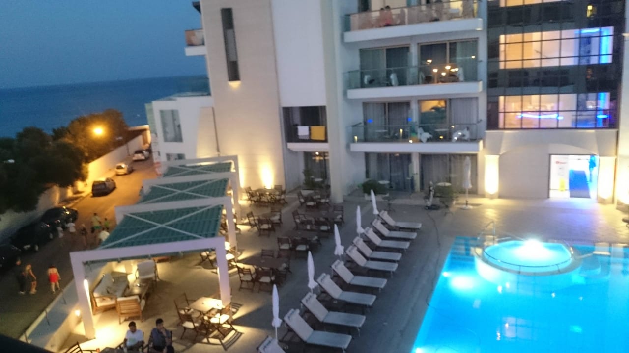 Die abendliche Beleuchtung mit Blick aufs Meer Albatros Spa & Resort Hotel