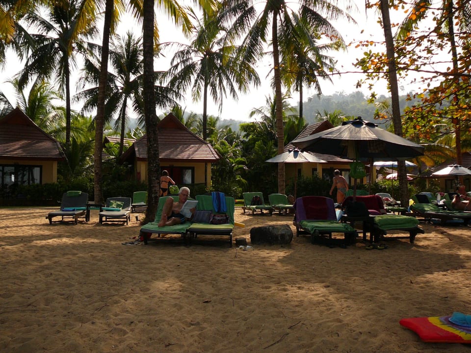 Liegen am Strand Hotel Nang Thong Beach Resort 2