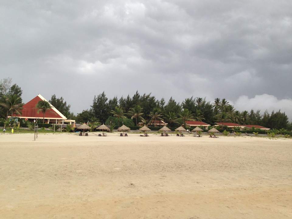 Liegen und Sonnenschirme Sandy Beach Non Nuoc Resort