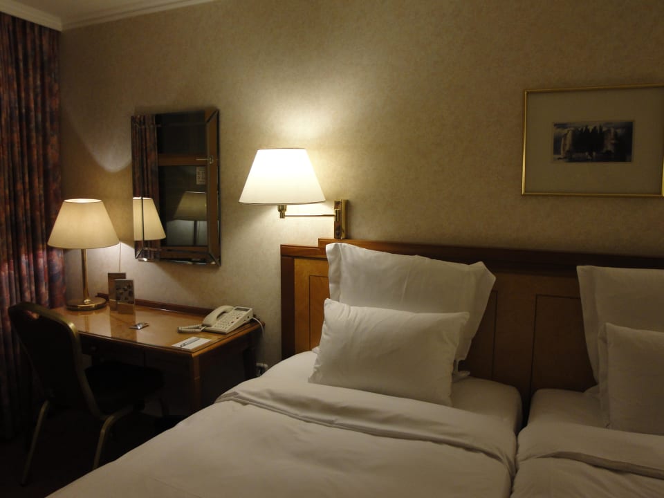 Bett mit Schreibtisch links Renaissance Wien Hotel